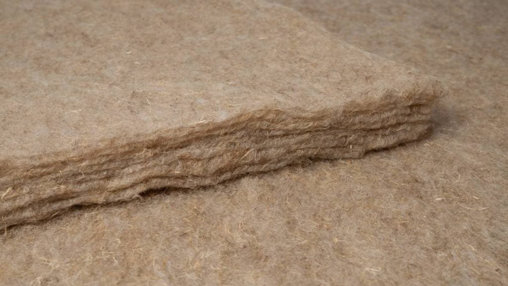 Ecologische dakisolatie gemaakt van hennep.
