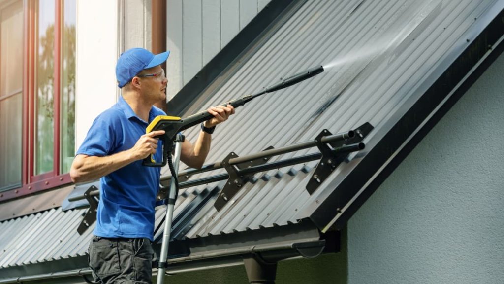 Dak laten reinigen door ervaren dakwerker.