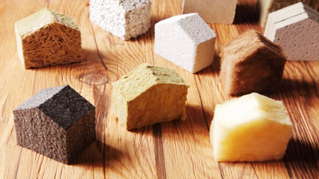 Foto van verschillende soorten dakisolatiemateriaal.