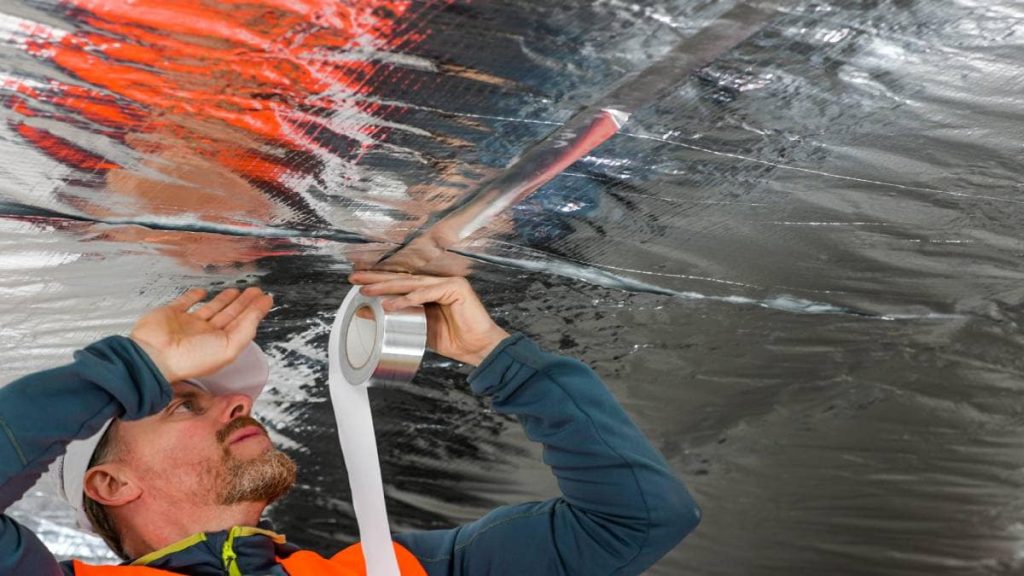 Specialist plaatst een dampscherm.