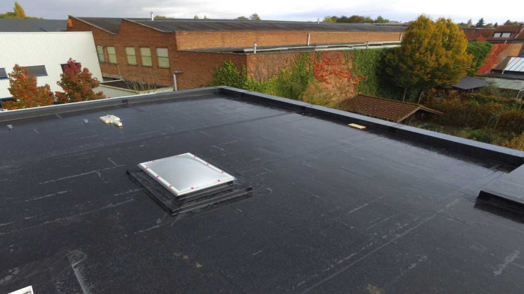 EPDM dakbedekking wordt aangebracht op een plat dak.