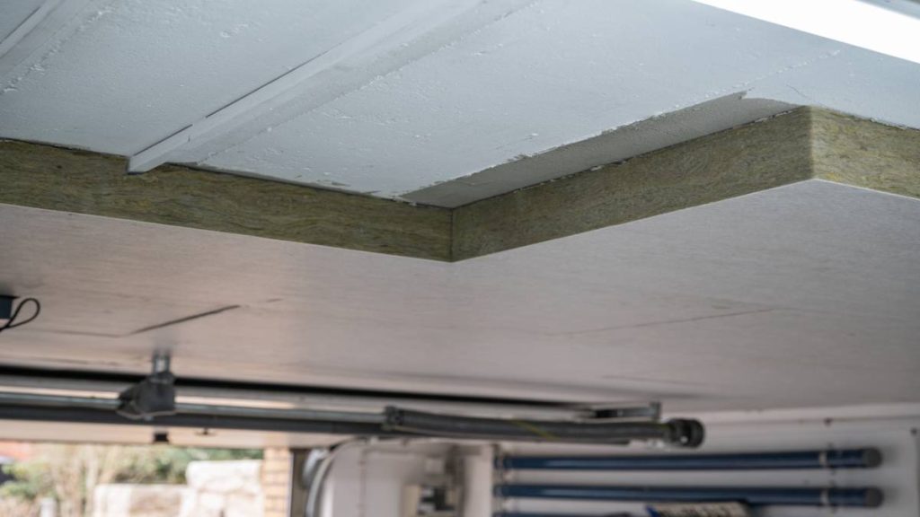 Plafond van de garage isoleren met isolatieplaten.