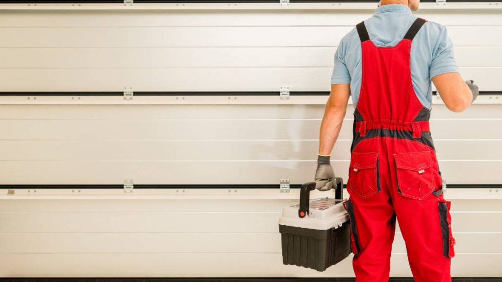 Garagedeur laten isoleren door een isolatiespecialist.